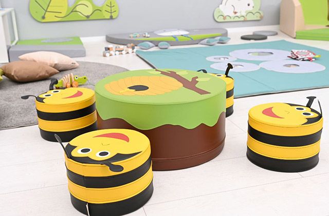 Beehive Table with Bumblebee Seating Set by NOVUM